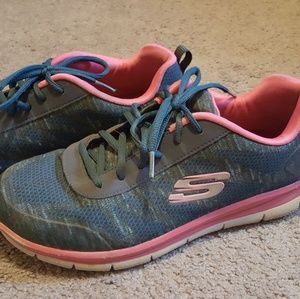 Skechers Slip Resistant Sneakers 🤗